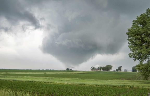 Ein Tornado formt sich am Horizont.