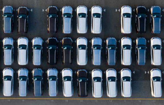 Drei Reihen parkender Autos von oben