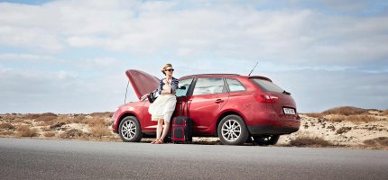 Frau mit Panne am Straßenrand 