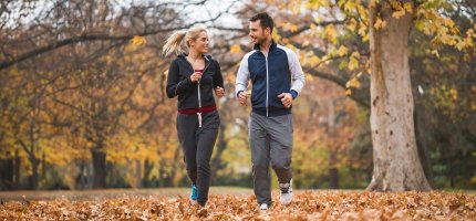 Zwei Jogger im Wald