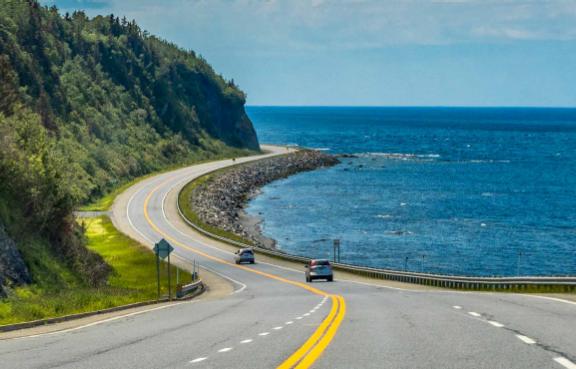 Idyllischer Highway zwischen Bergen und Meer.