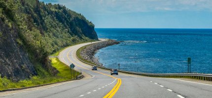 Idyllischer Highway zwischen Bergen und Meer.