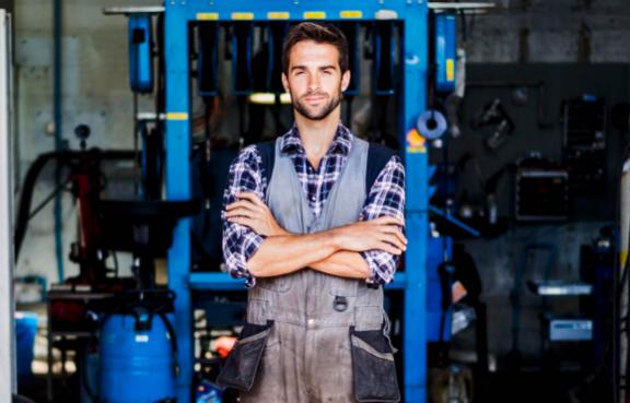 Ein Automechaniker steht in seiner Werkstatt.