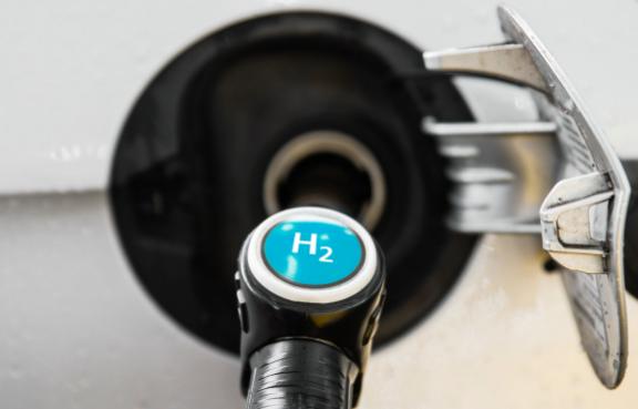 Wasserstoff-Tankstutzen hängt im Tank eines Autos.