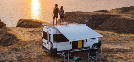 Wildcampen – Paar mit Wohnmobil am Meer