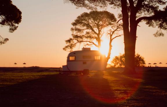 Wohnwagen im Sonnenuntergang
