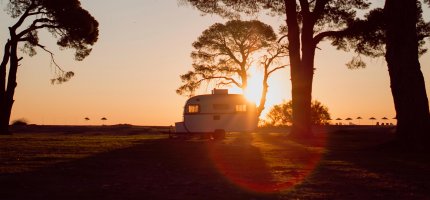 Wohnwagen im Sonnenuntergang