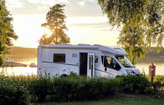 Wohnmobil im Sonnenuntergang am See