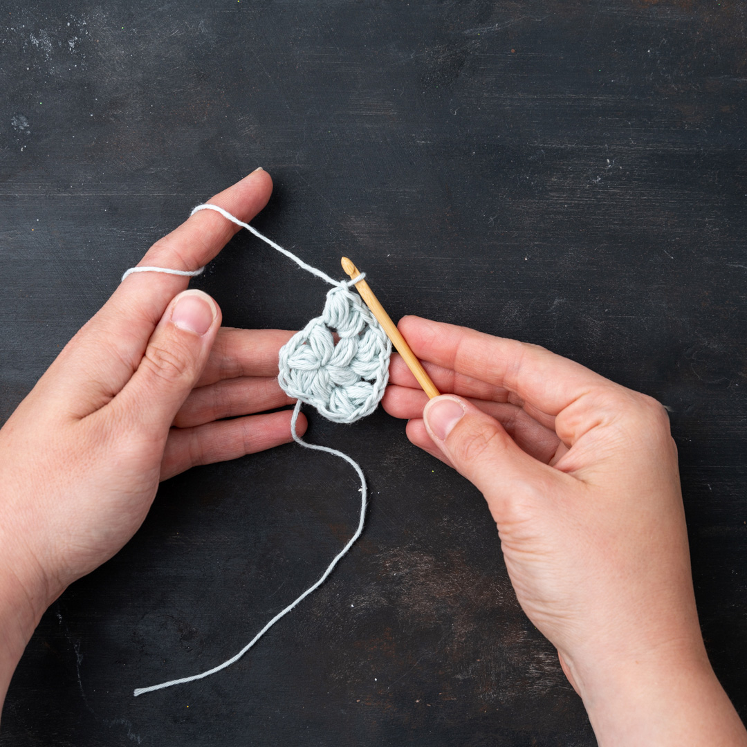 DIY – Schritt 2: Puffmaschen entlang des Rings häckeln 