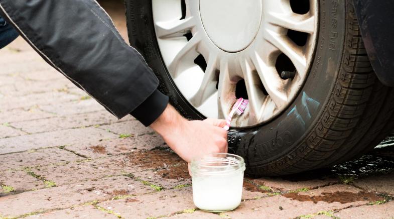 Autofelgen werden gereinigt