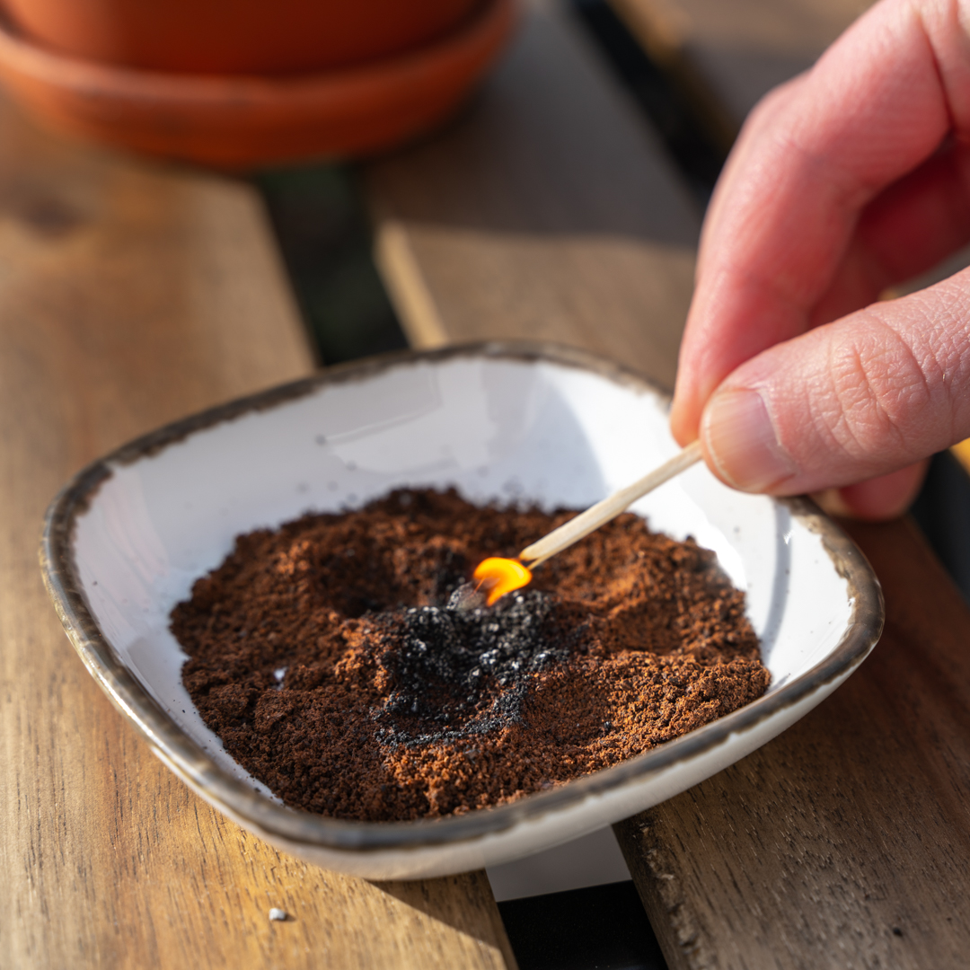 Kaffeesatz wird angezündet