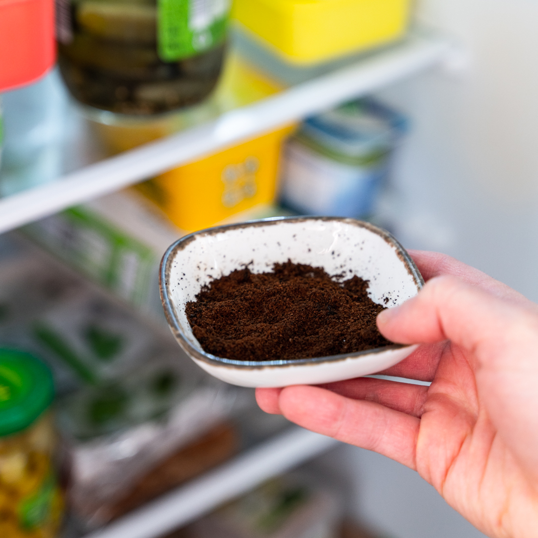 Schälchen Kaffeesatz wird in den Kühlschrank gestellt