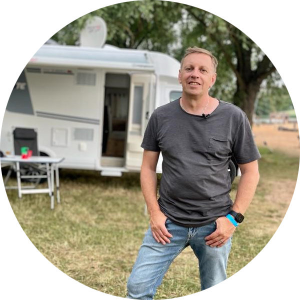 HUK-COBURG-Experte Georg vor seinem Camper
