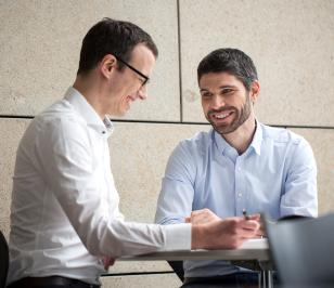 Telematik Mitarbeiter unterhalten sich