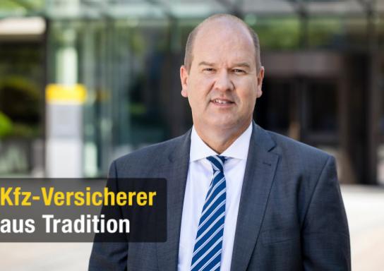Porträt des HUK-Vorstandsprechers Klaus-Jürgen Heitmann vor dem Hauptgebäude der HUK in Coburg.