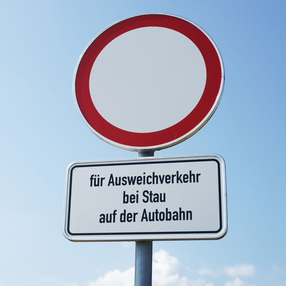 Straßenschild: Durchfahrt verboten mit Zusatzschild "für Ausweichverkehr bei Stau auf der Autobahn"