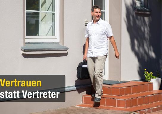 Ein Vertrauensmann der HUK-COBURG auf dem Weg in sein Büro.