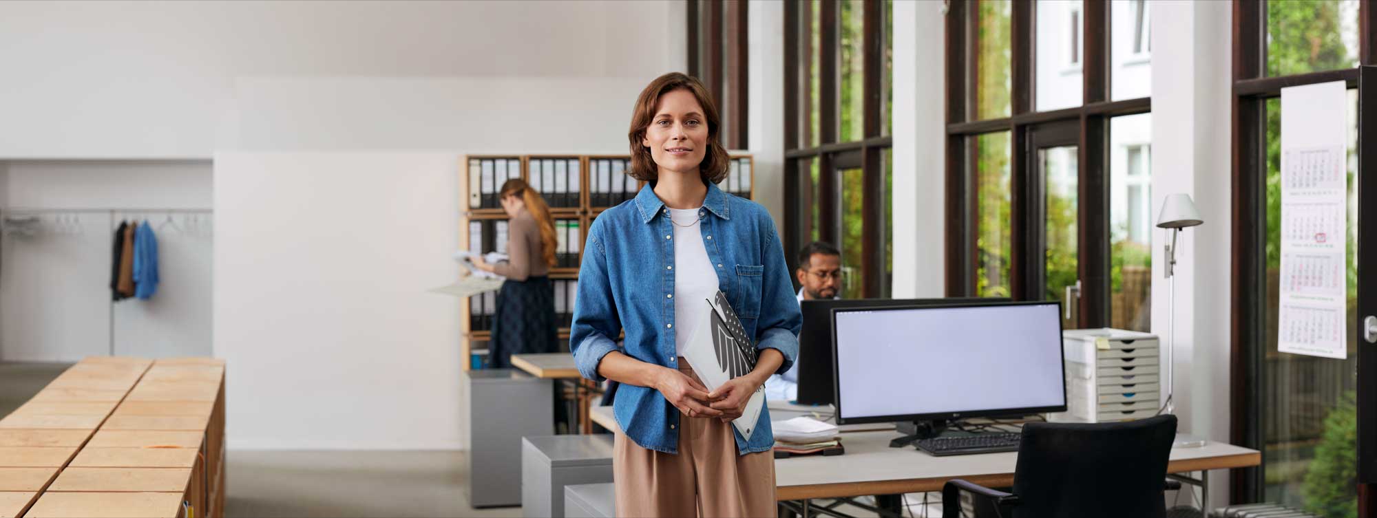 Frau steht im Büro