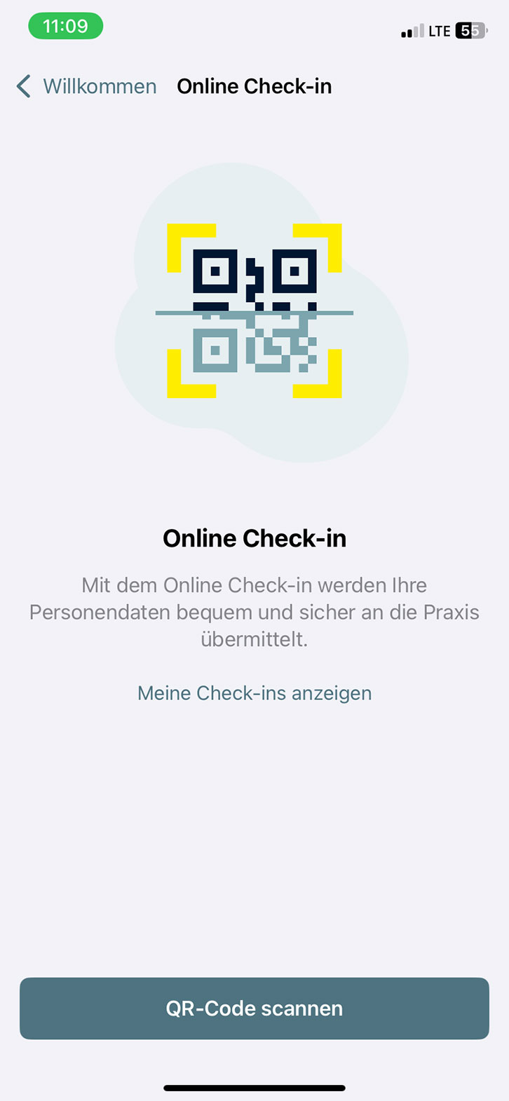 Das Bild zeigt eine Seite für den Online Check-in. Im oberen Bereich ist ein QR-Code abgebildet. Darunter steht, dass durch den Online Check-in die Personendaten bequem und sicher an die Praxis übermittelt werden. Es gibt einen Link, um die eigenen Check-ins anzuzeigen.