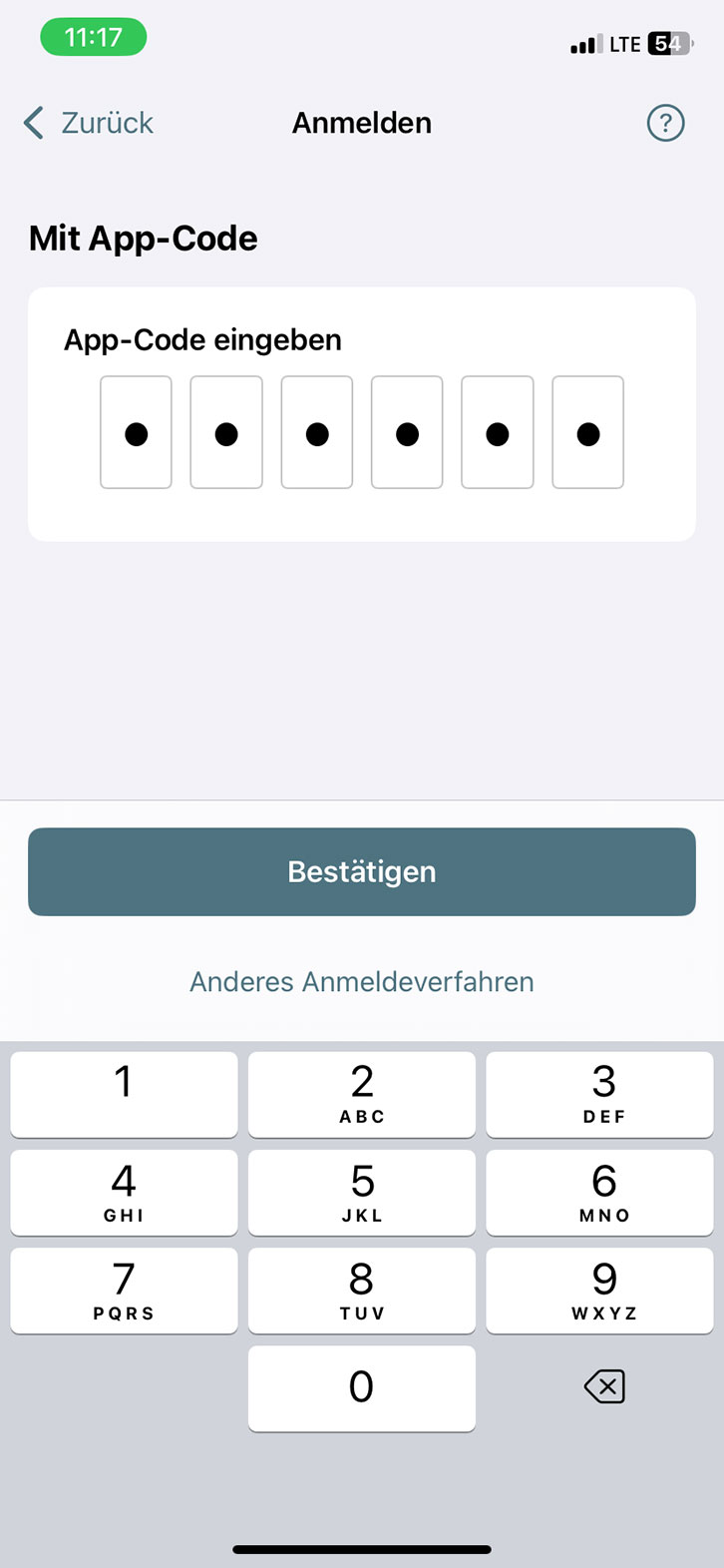 Das Bild zeigt eine Anmeldeseite, auf der Nutzer aufgefordert werden, einen App-Code einzugeben. Am unteren Rand der Seite befinden sich eine Schaltfläche zum Bestätigen sowie ein Link zu einem anderen Anmeldeverfahren.