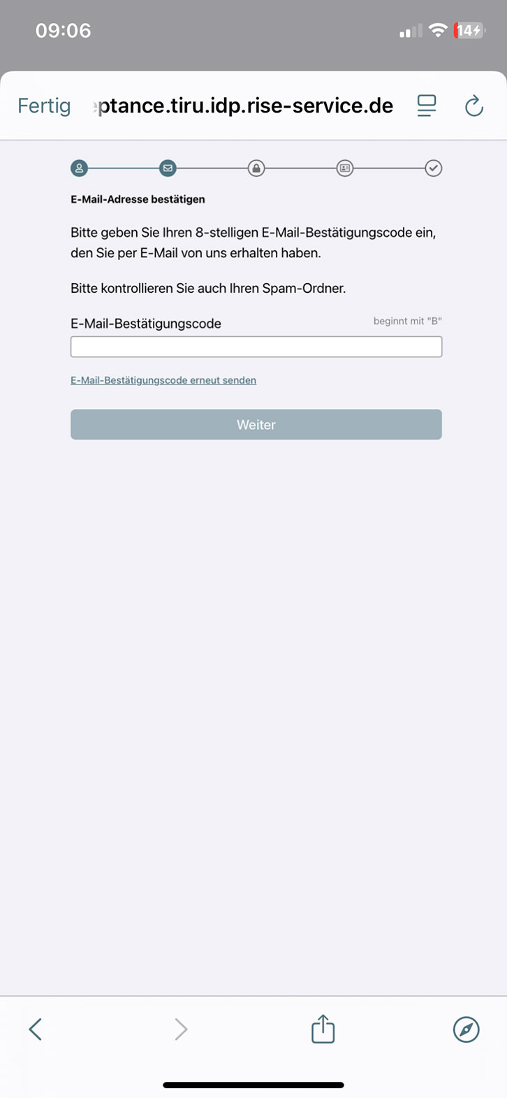 Das Bild zeigt ein Online-Formular zur Bestätigung der E-Mail-Adresse. Nutzer werden aufgefordert, einen 8-stelligen E-Mail-Bestätigungscode einzugeben. Es wird darauf hingewiesen, den Spam-Ordner zu überprüfen. Unter dem Eingabefeld gibt es einen Link, um den Bestätigungscode erneut zu senden, sowie eine Weiter-Schaltfläche.
