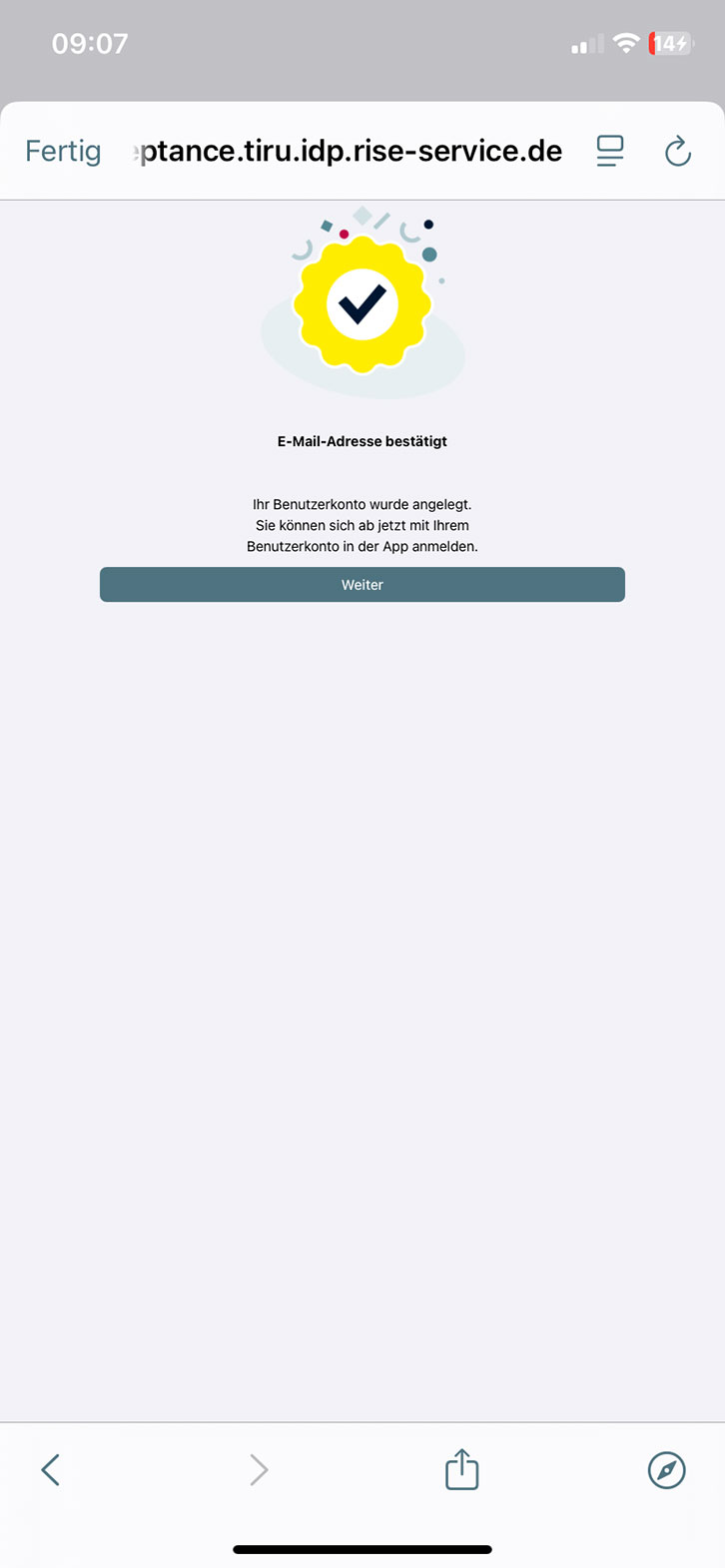 Das Bild zeigt eine Bestätigungsseite mit einem gelben Kreis mit einem schwarzen Häkchen. Darunter steht der Text E-Mail-Adresse bestätigt und Ihr Benutzerkonto wurde angelegt. Sie können sich ab jetzt mit Ihrem Benutzerkonto in der App anmelden. Es gibt eine Weiter-Schaltfläche am unteren Rand der Seite.