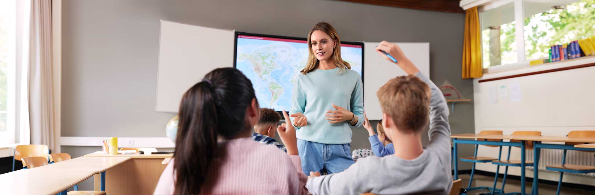 Lehrerin unterrichtet ihre Schüler