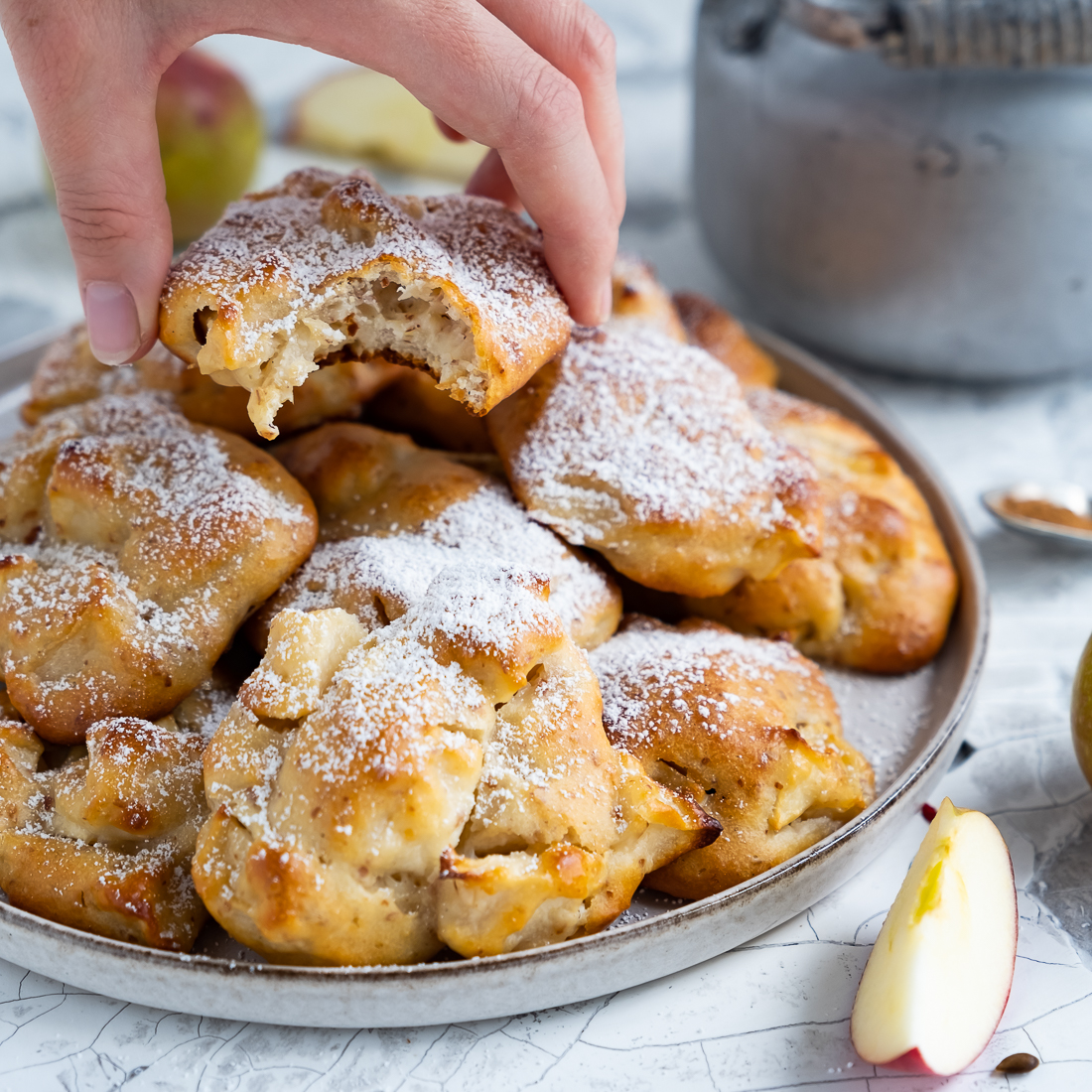 Apfelkrapfen mit Puderzucker