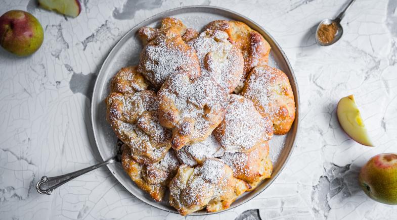 Apfelkrapfen mit Puderzucker