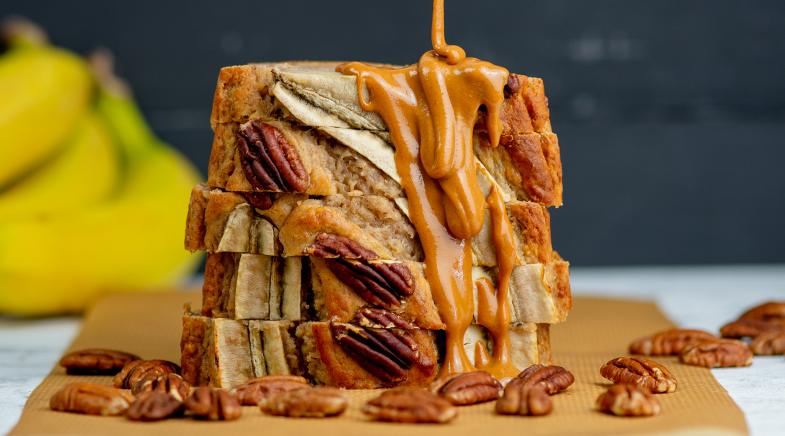 Bananenbrotscheiben mit Nüssen und Erdnussmus