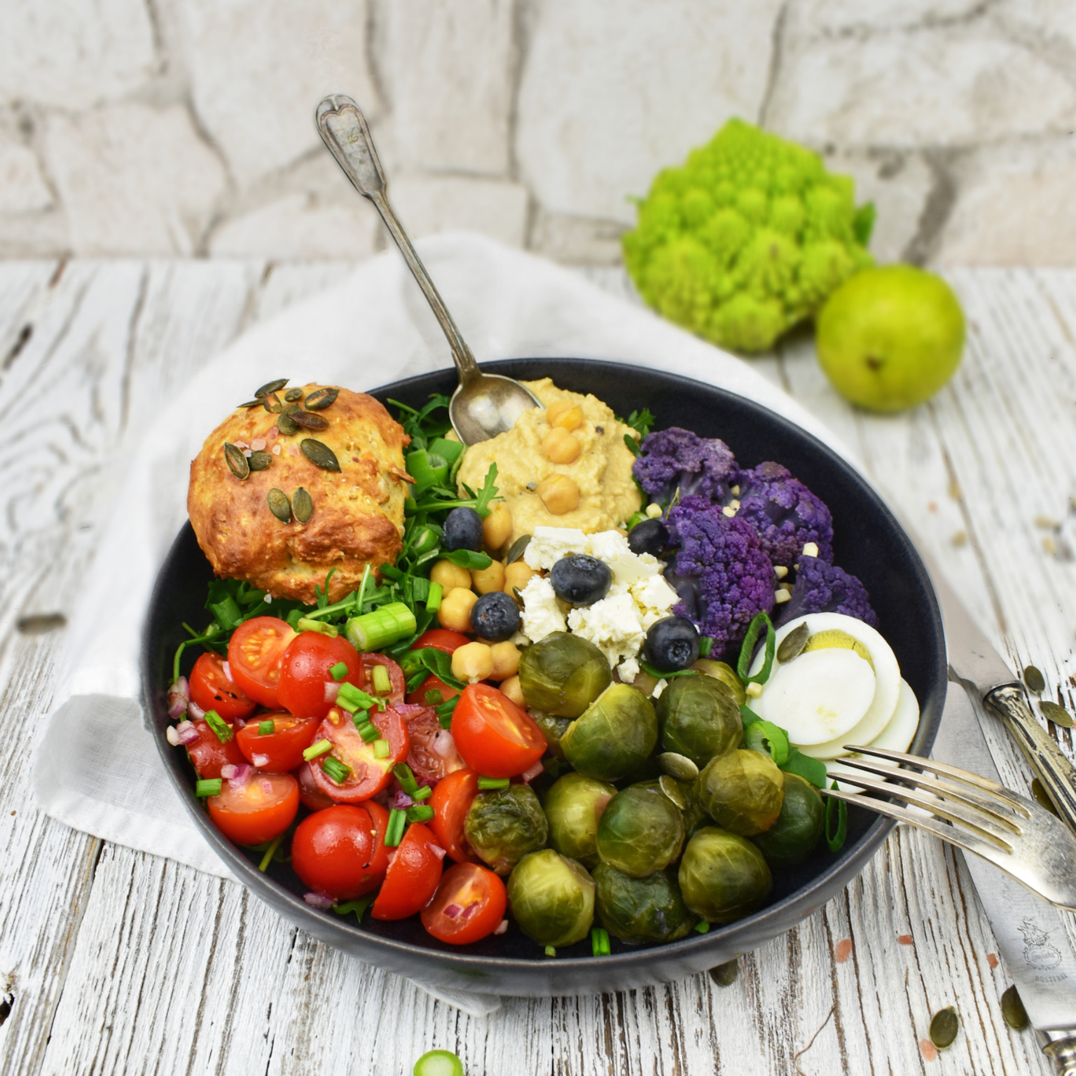 Buddha Bowl mit Hummus