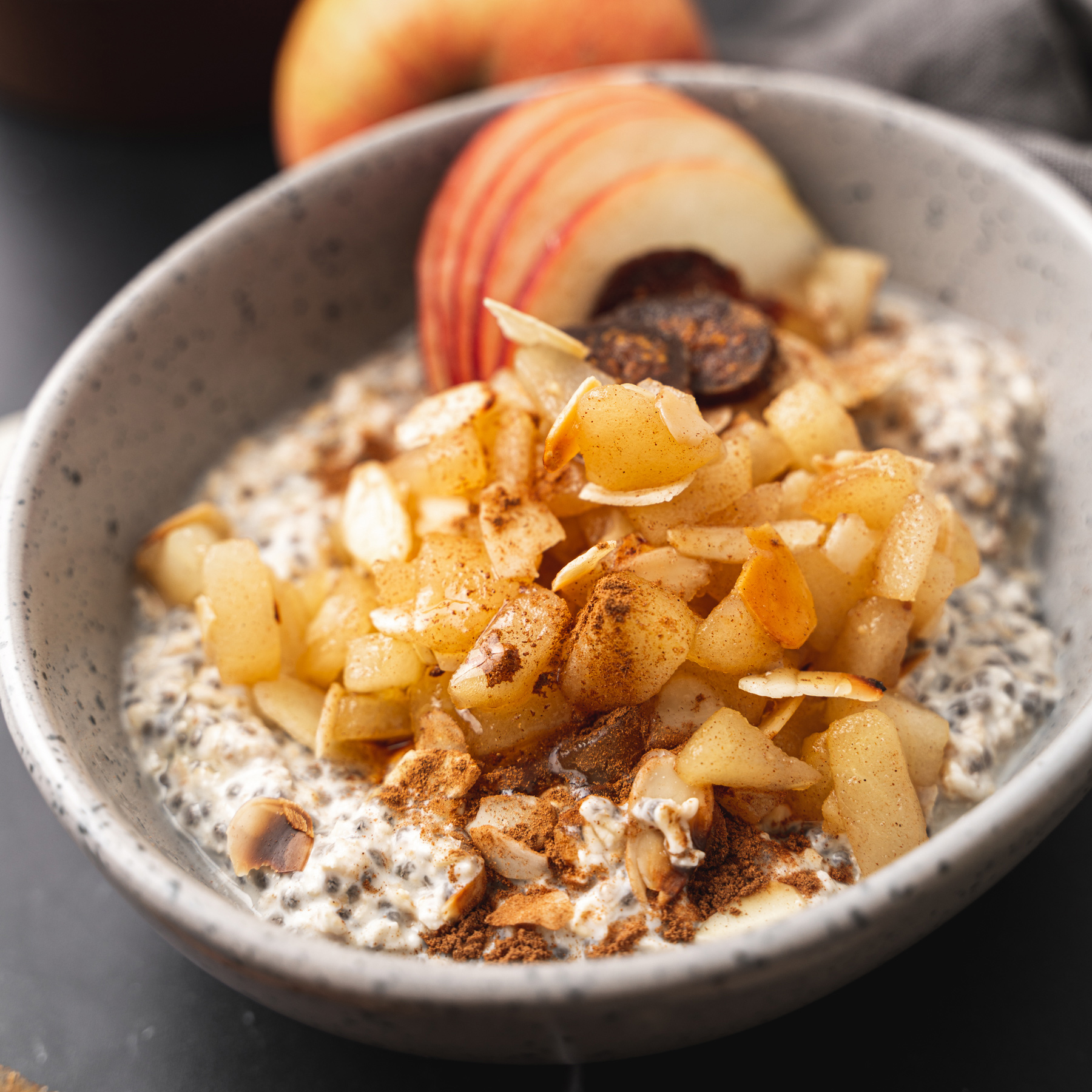 Bowl mit Chiasamen und Bratapfel