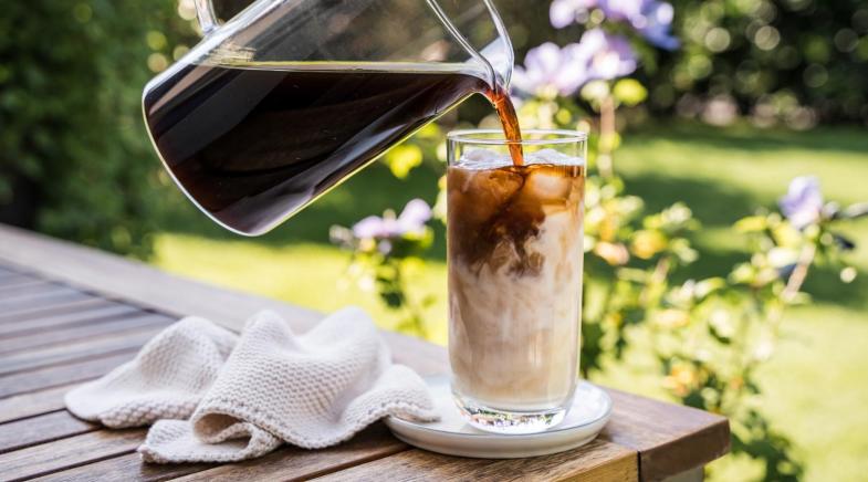 Cold Brew Coffee wird eingeschenkt