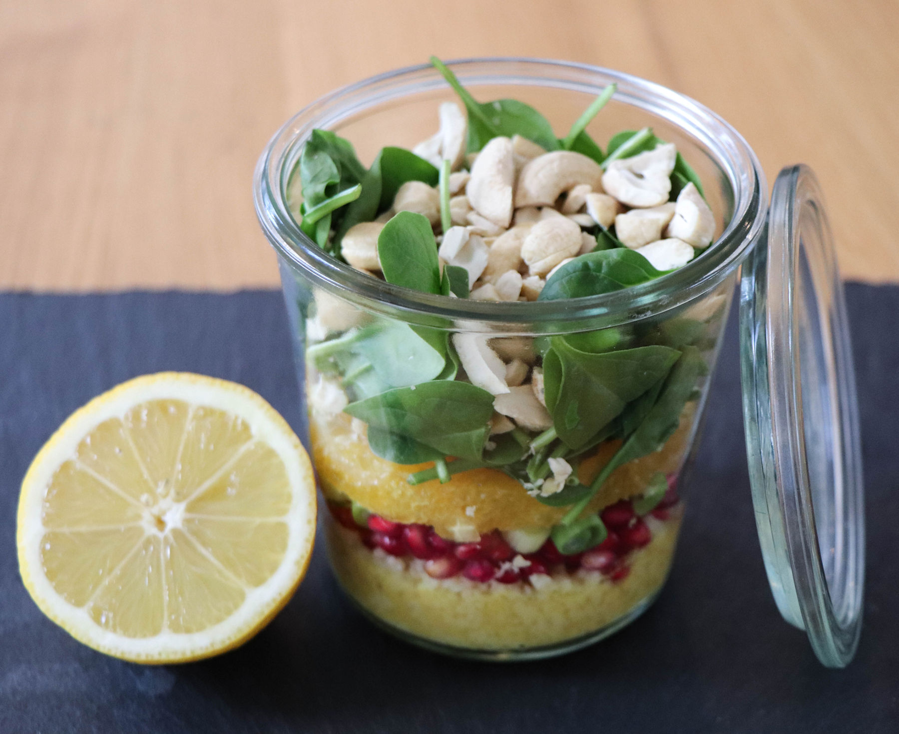 Salat im Glas mit Couscous, Granatapfel, Orange, Feldsalat und Cashewkernen