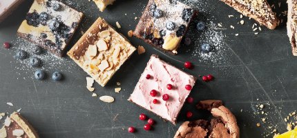 Tisch mit Süßspeisen & Desserts