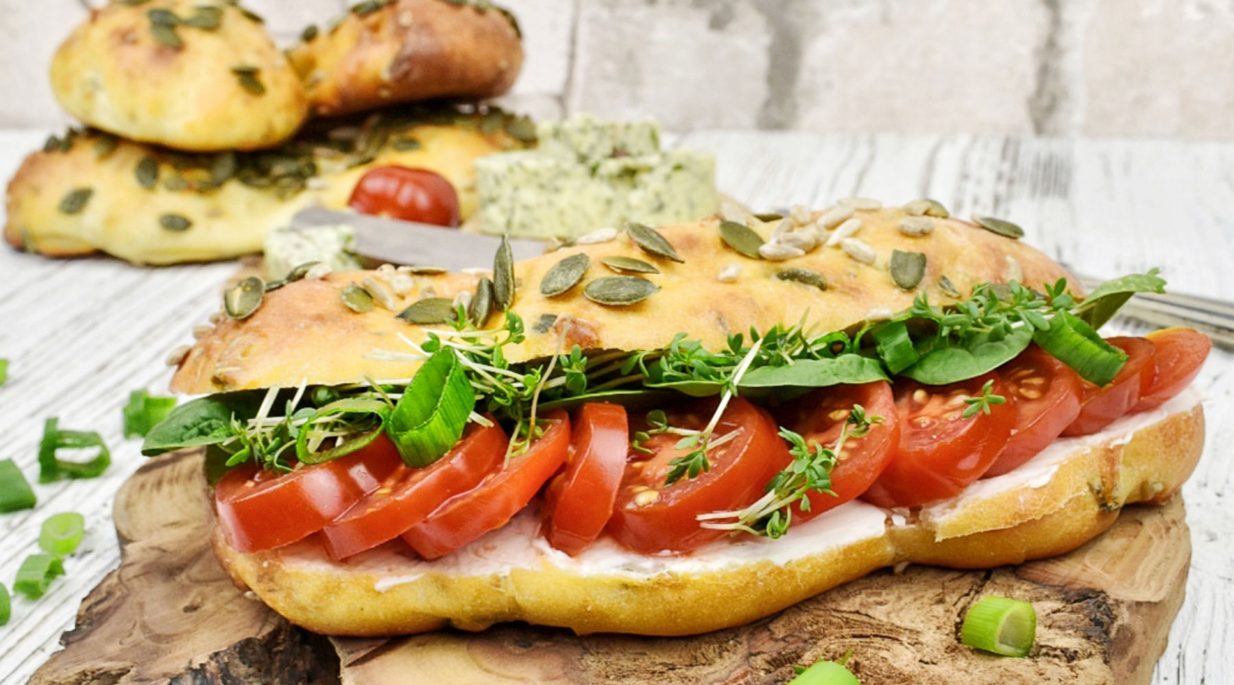 Dinkelbrötchen mit Tomaten und Salat belegt