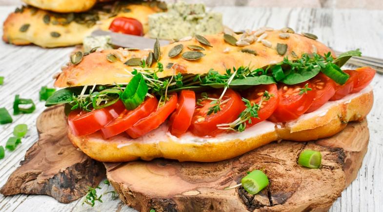 Dinkelbrötchen mit Tomaten und Salat belegt