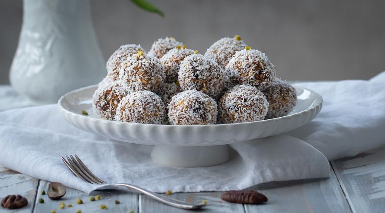 Energy-Balls mit Kokosraspeln