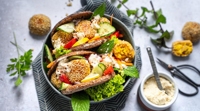 Falafel in Pita mit Mandeldip