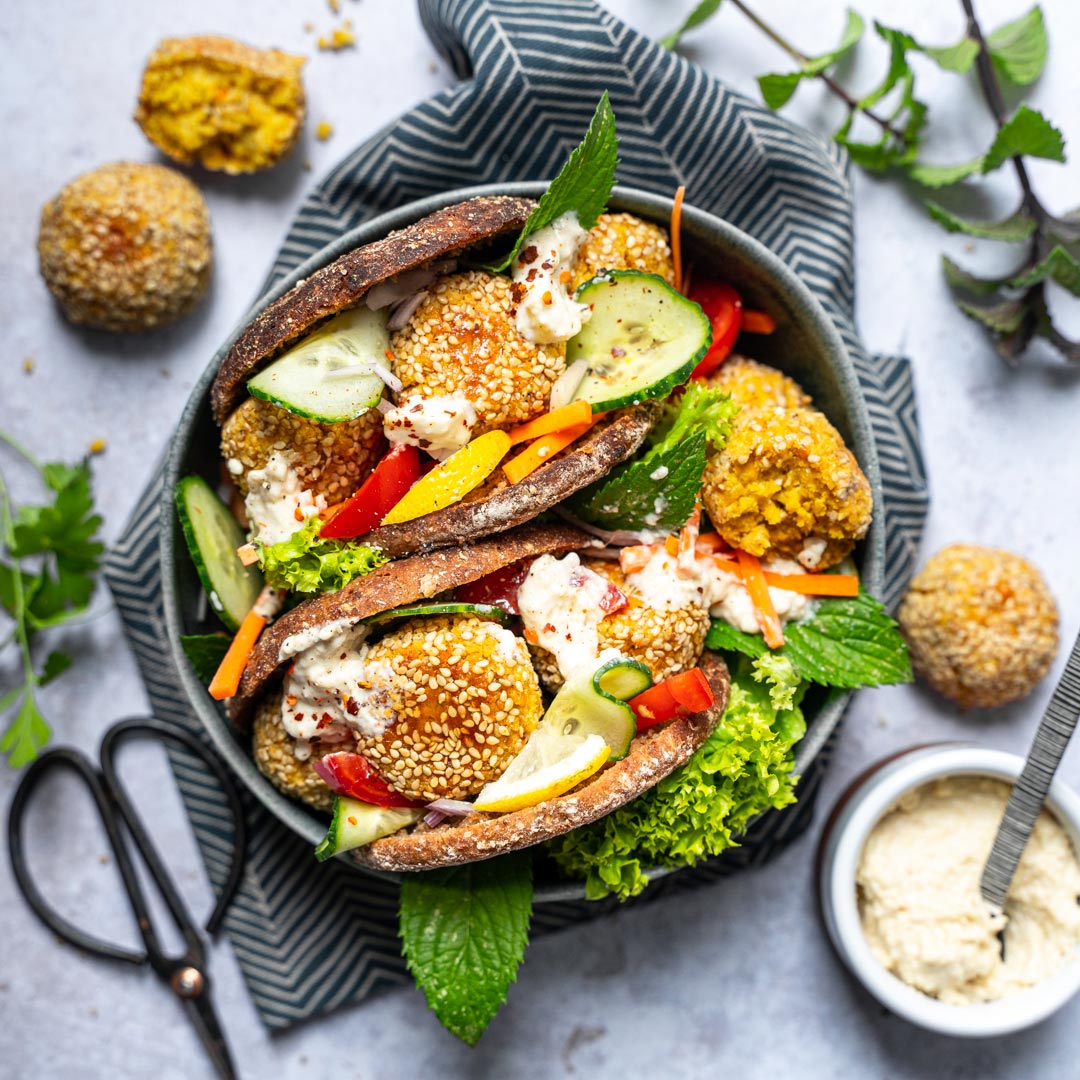 Falafel mit Salat und Pita