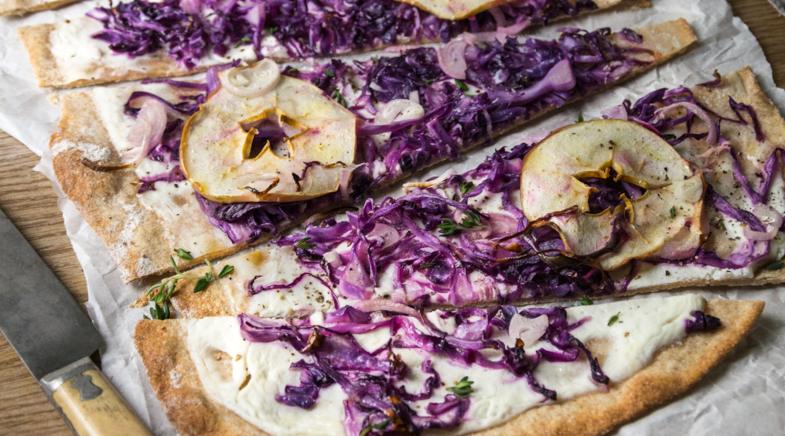 Flammkuchen mit Apfel und Rotkohl