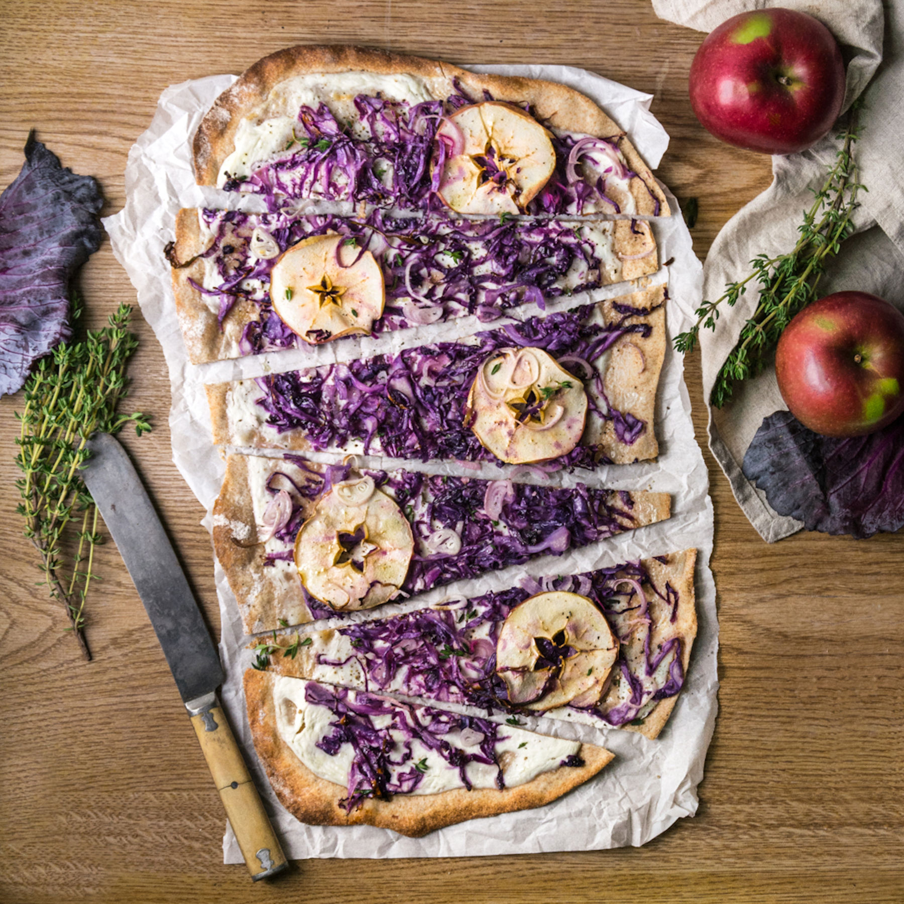 Flammkuchen mit Apfel und Rotkohl