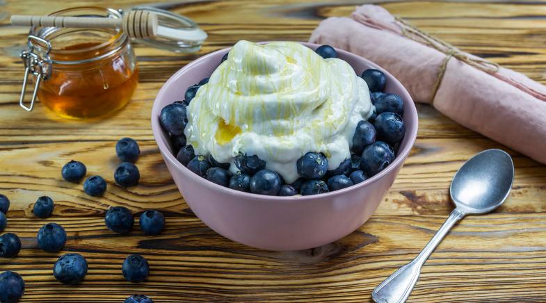 Frozen Yogurt mit Blaubeeren und Honig