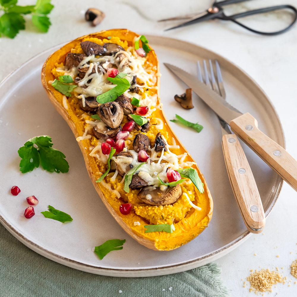 Gefüllte Butternut auf Teller schön angerichtet