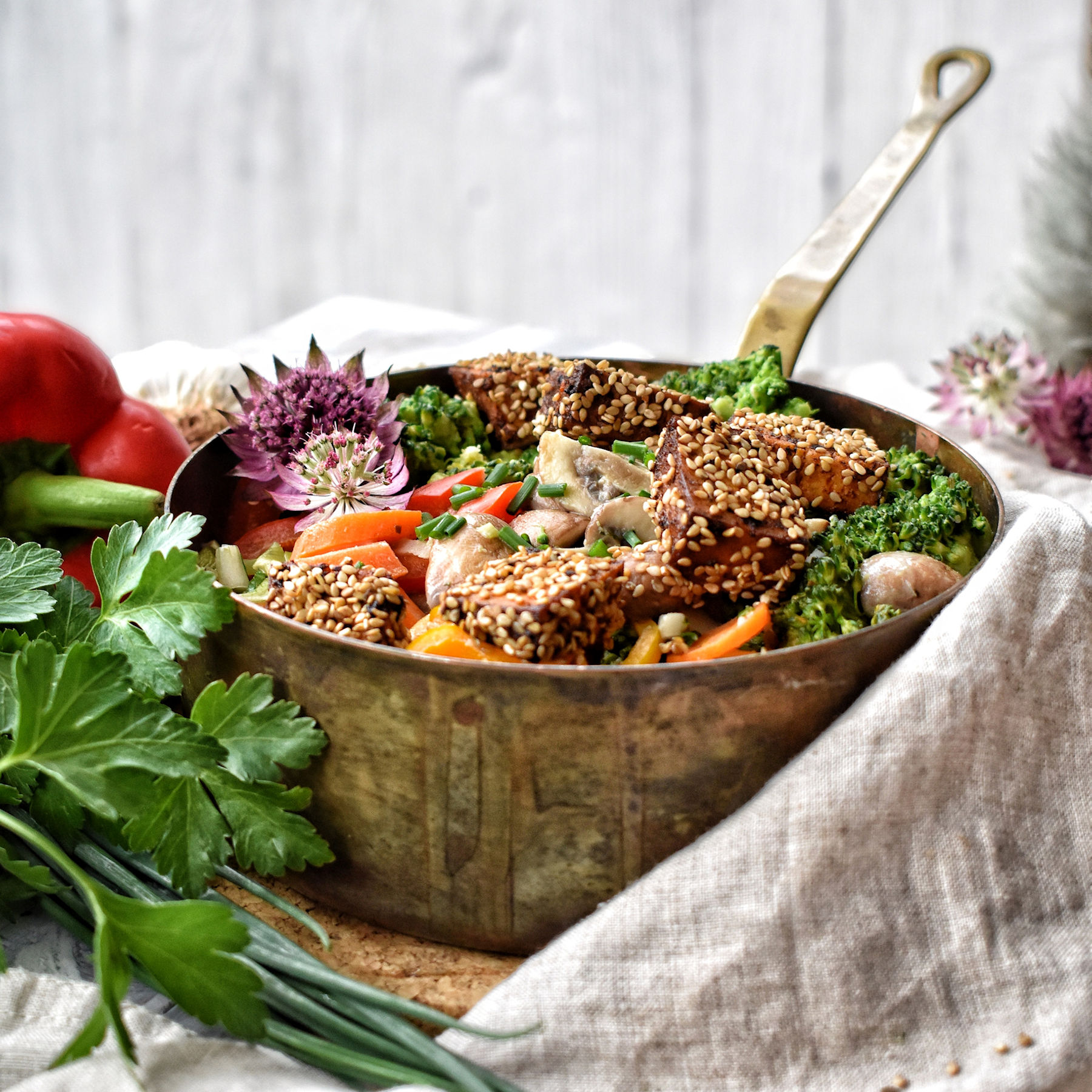 Bunte Gemüsepfanne mit gebratenem Tofu