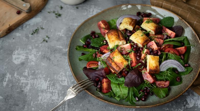 Salat mit Granatapfel und Halloumi