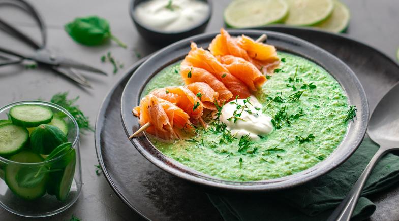 Gurkensuppe mit Lachs