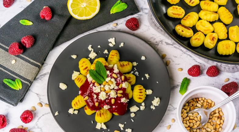 Himbeer-Gnocchi mit Feta