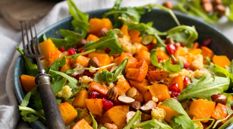 Couscous Salat mit Kürbis auf einem Teller