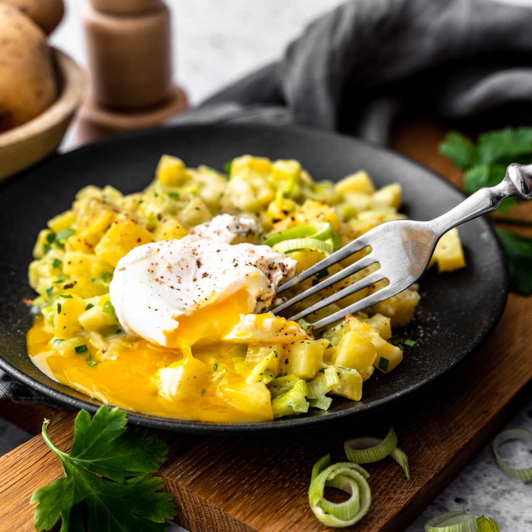 Kartoffel-Lauch-Pfanne mit pochiertem Ei